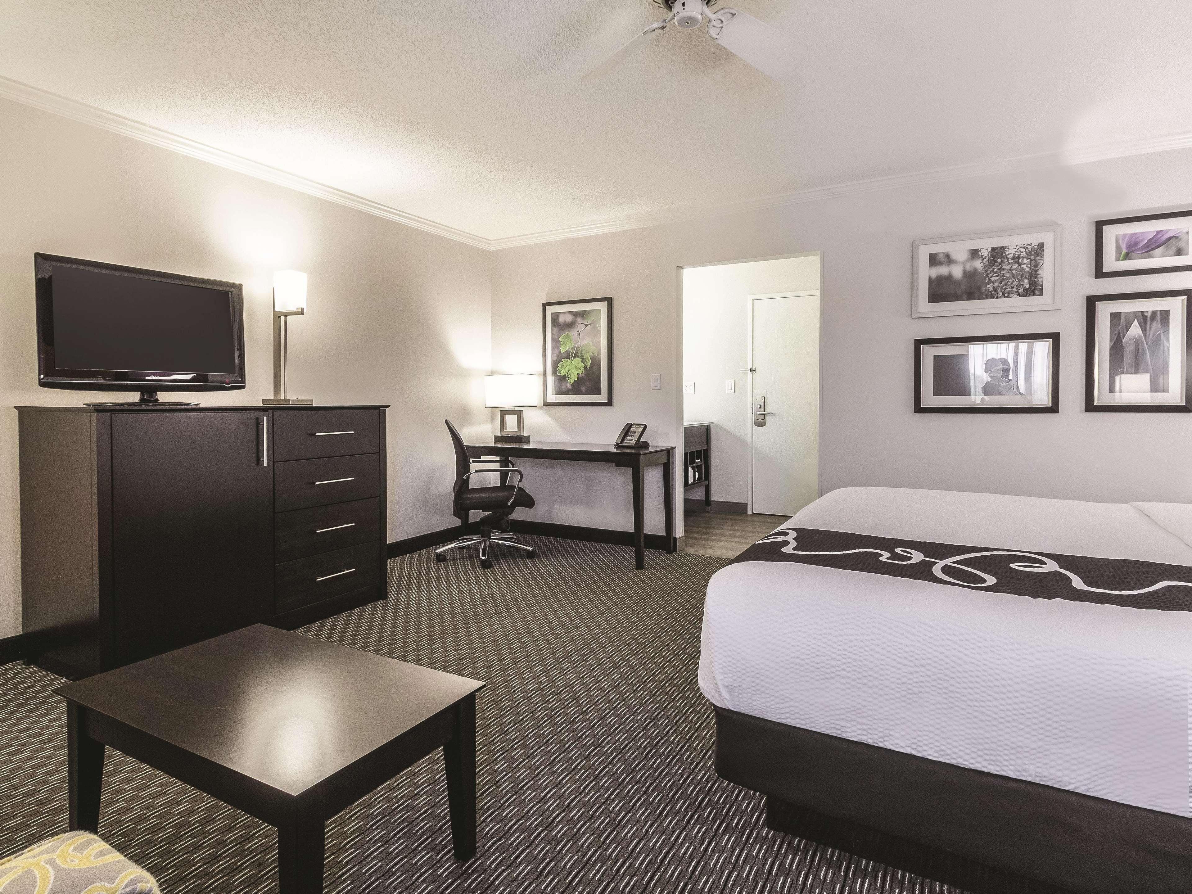 Готель La Quinta By Wyndham Cleveland - Airport North Екстер'єр фото