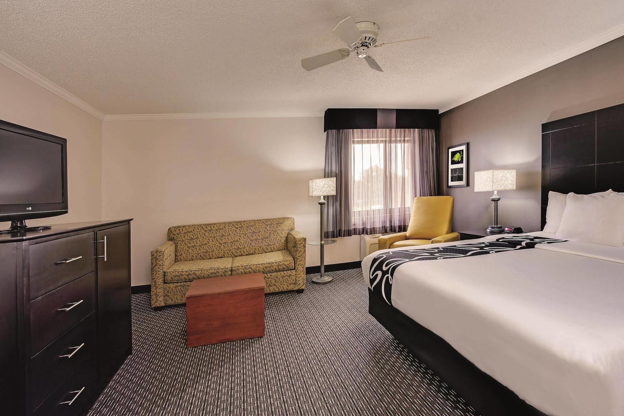 Готель La Quinta By Wyndham Cleveland - Airport North Екстер'єр фото